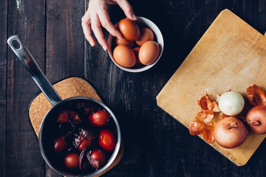 Як фарбувати яйця в цибулинні на Великдень 2020 – відео онлайн
