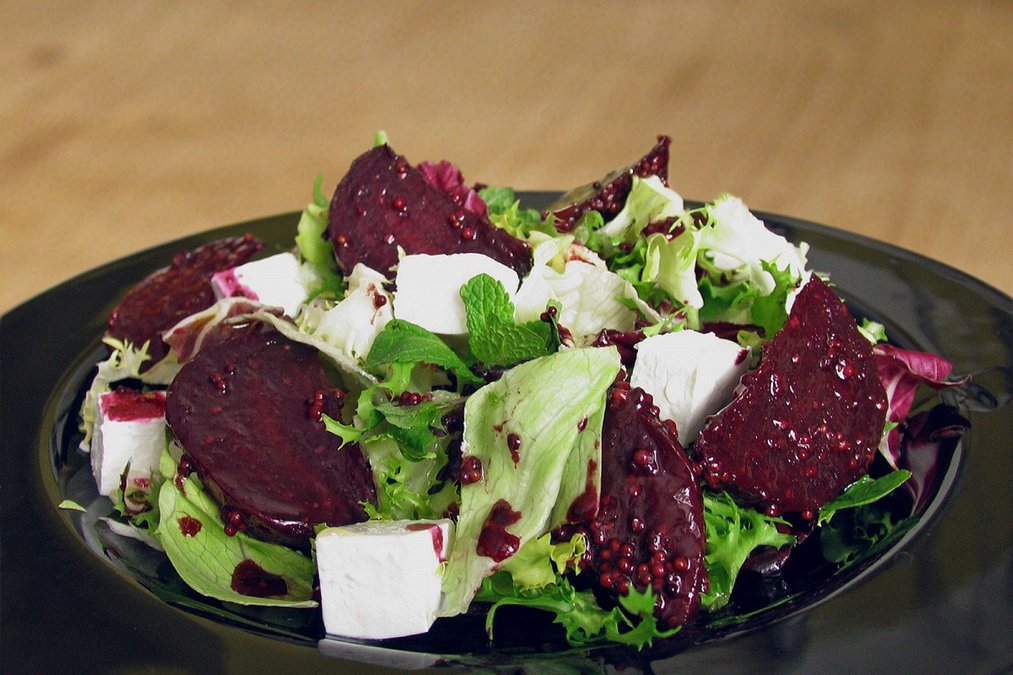 Святкові салати з буряка: рецепти недорогих салатів