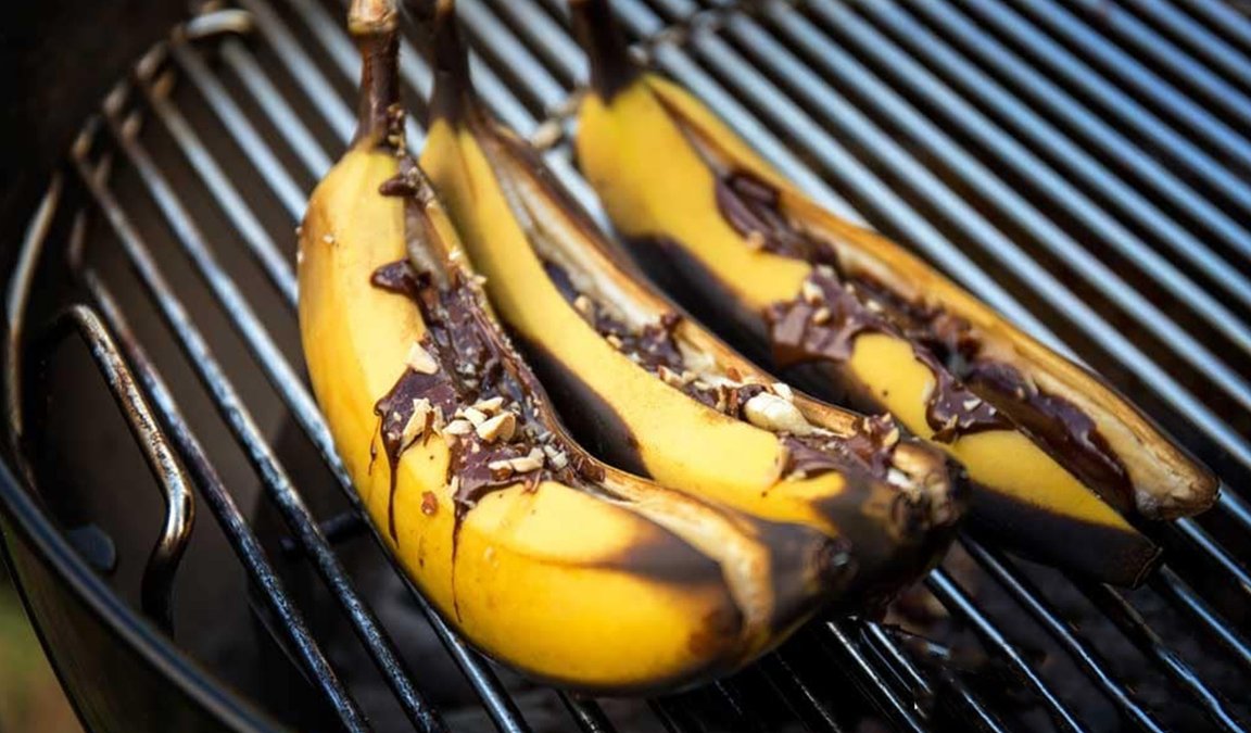 Банани на грилі з шоколадом і мигдалем: рецепт для пікніка