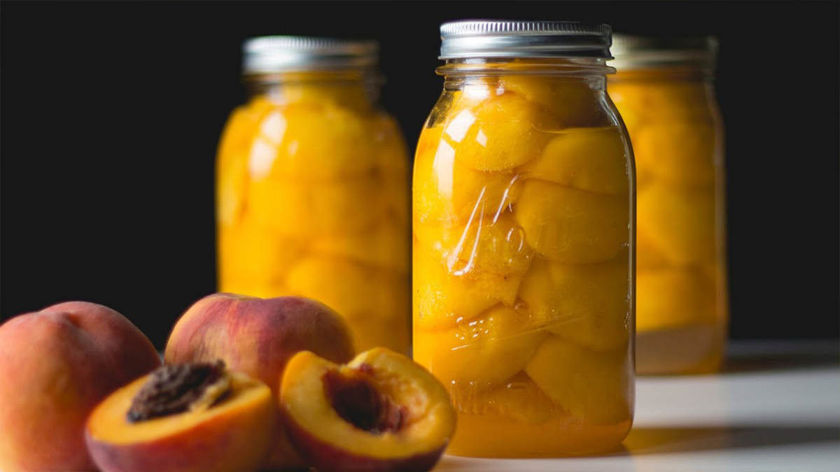 Персики в сиропі з коньяком – рецепт консервації персиків