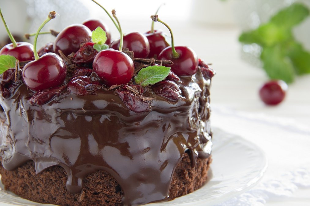 Шоколадный торт с вишней, сметанным кремом – рецепт к 8 марта