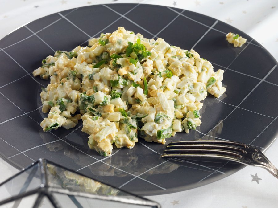 Великодній простий салат – рецепт з яйцем і грибами