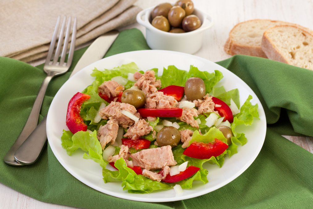 Салат с тунцом, листьями салата и фетой – рецепт домашний