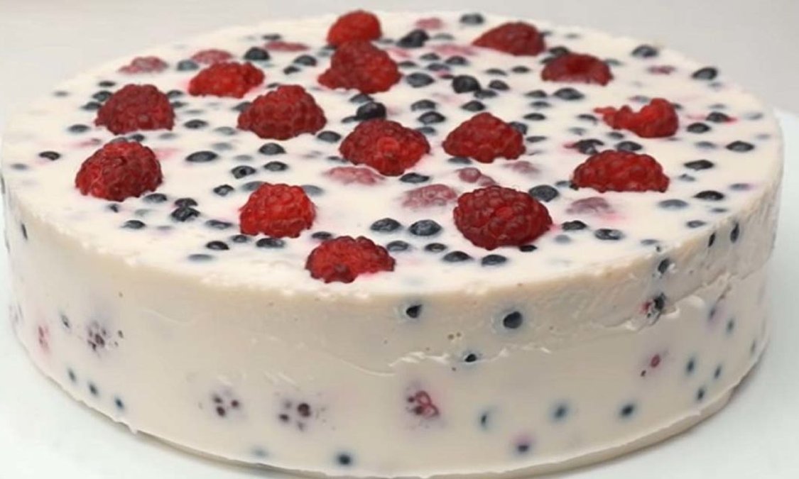 Сметанный торт с ягодами без выпечки: рецепт десерта
