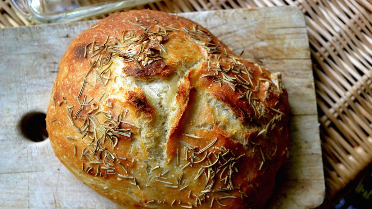 Домашний хлеб с розмарином и чесноком: простой рецепт