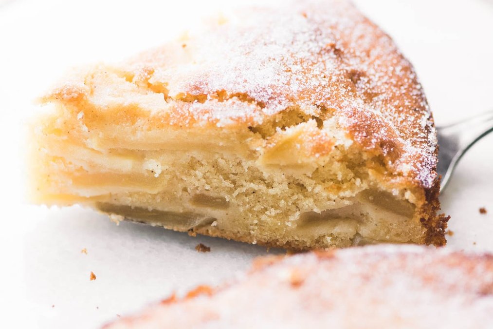 Рецепт яблучного пирога на кефірі з манкою – відео