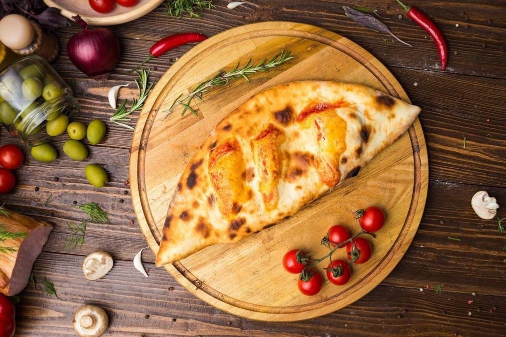 Кальцоне с салями – рецепт закрытой пиццы дома