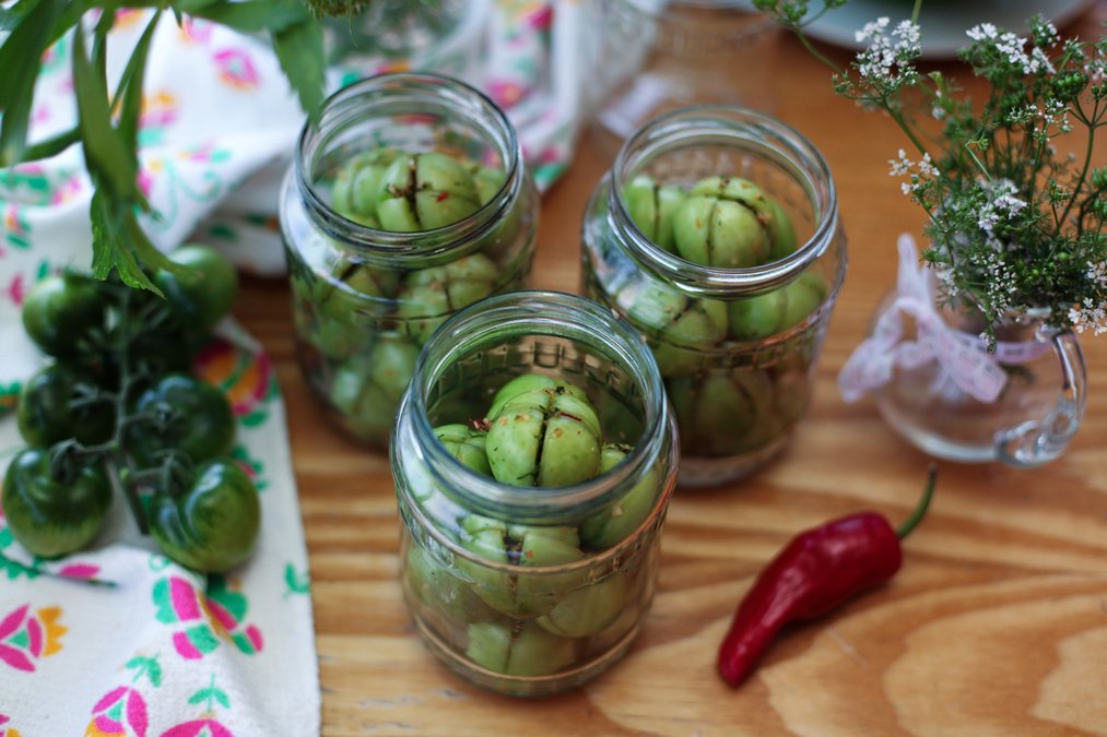 Зелені помідори на зиму з часником: рецепт консервації